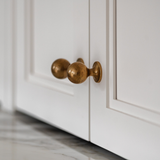 Latchford Skåpsknopp — Antik mässing. Design by JK Interior Living.
