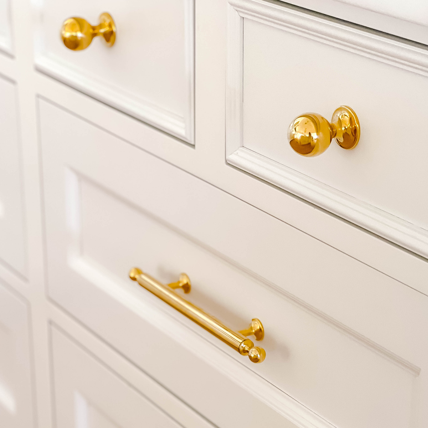 Latchford Skåpsknopp — Polerad mässing, olackad. Design by Randi Garrett Design.