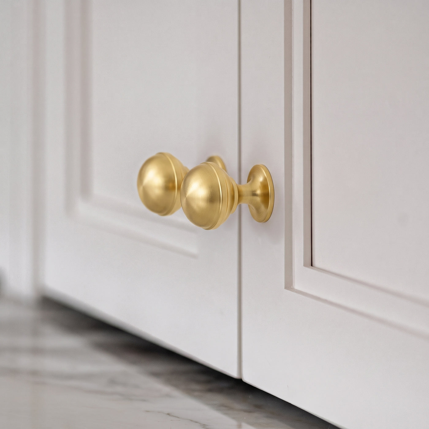 Latchford Skåpsknopp — miljöbild, Satin mässing, lackad - SBL