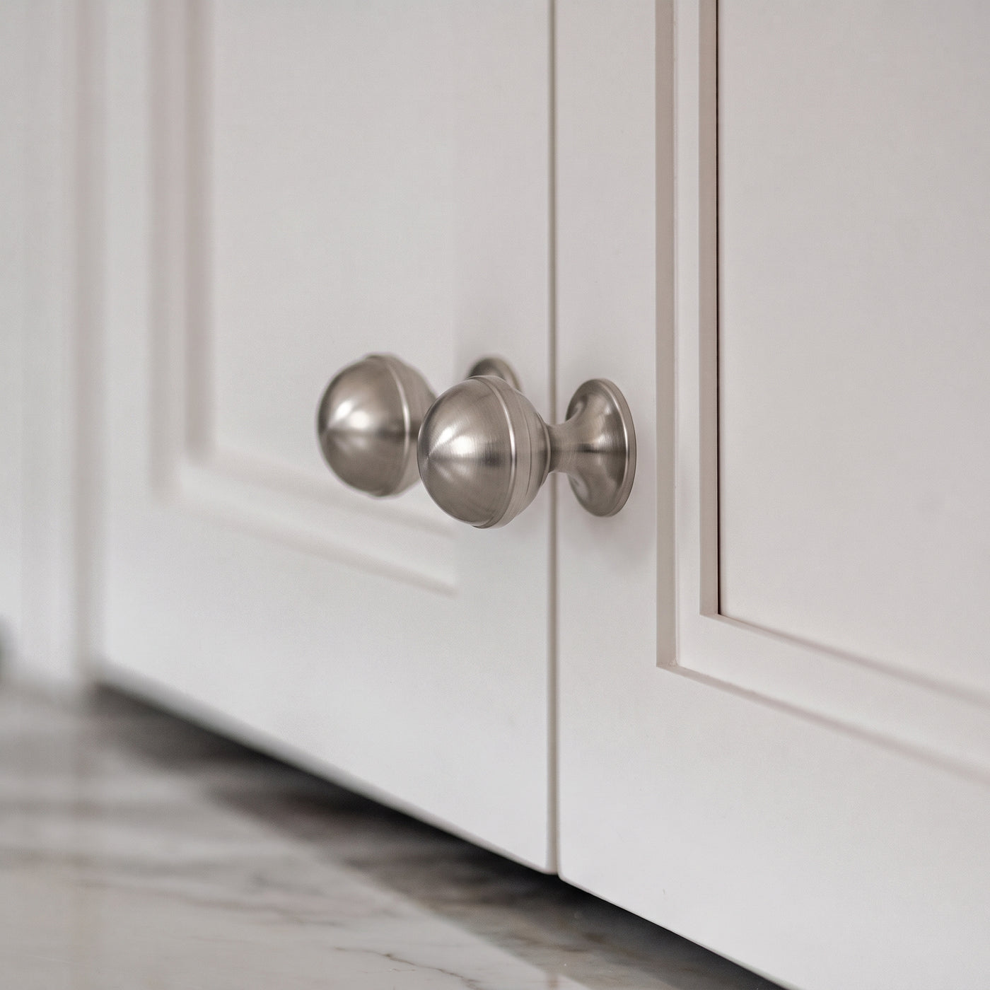 Latchford Skåpsknopp — miljöbild, Satin nickel - SNP