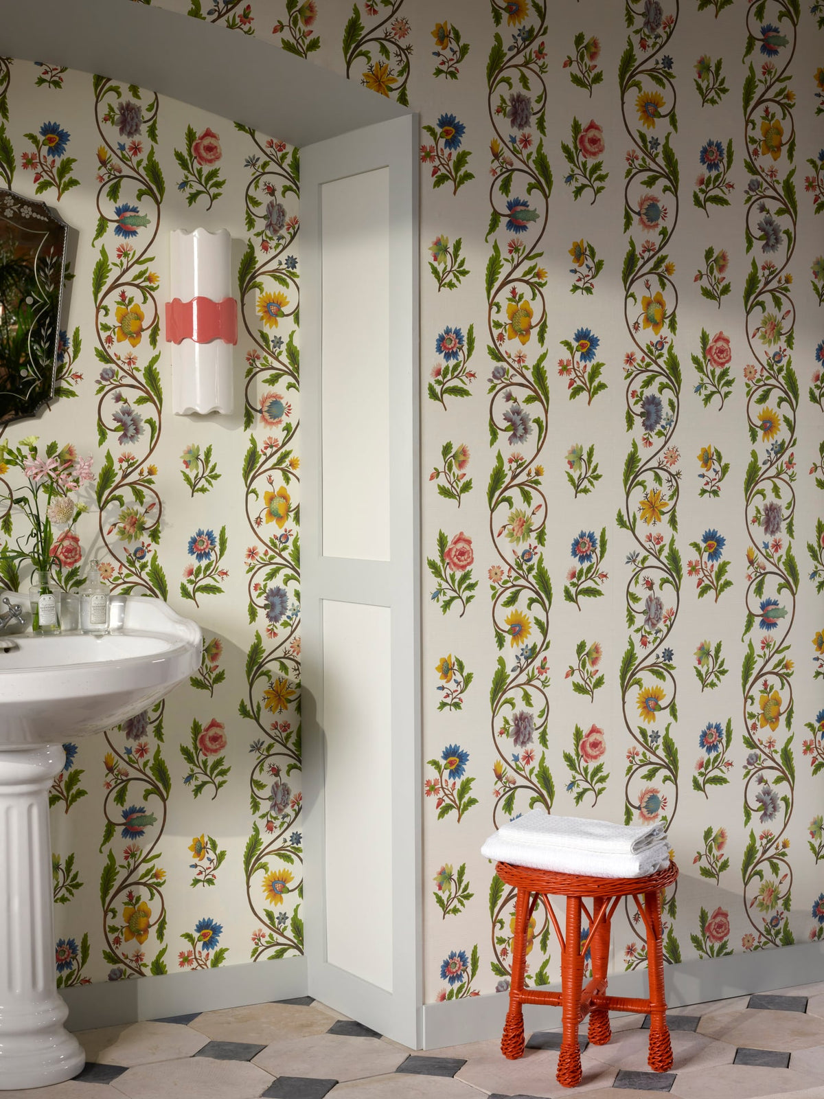 Le Clos du Roi room setting — Pierre Frey wallpaper