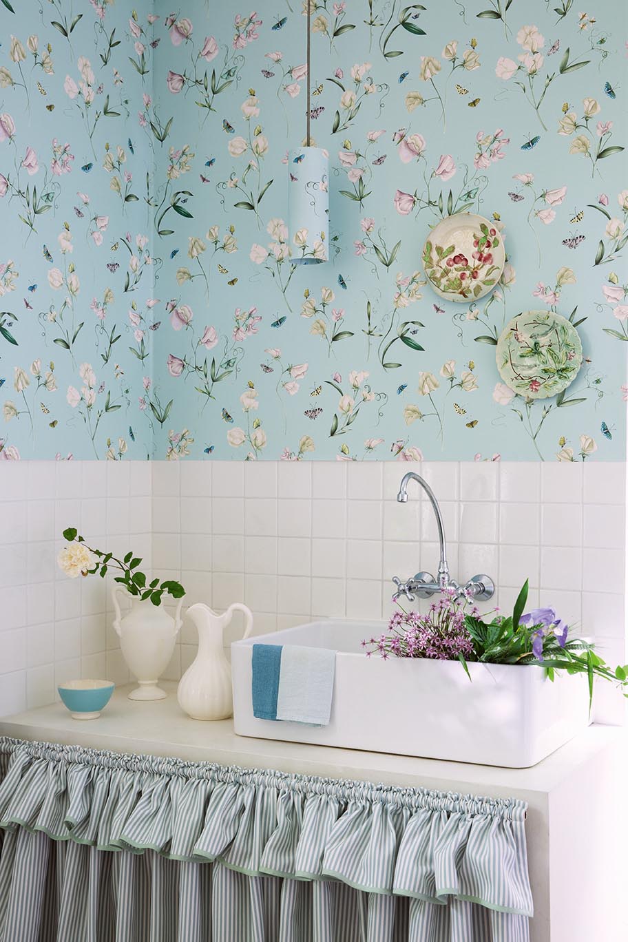 Les Pois de Senteur room setting — Pierre Frey wallpaper