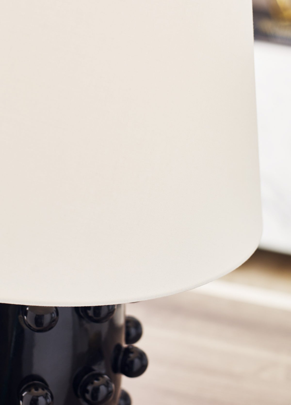 Linden Medium Lamp Bordslampa — Kelly Wearstler for Visual Comfort & Co. — Black with Linen Shade detaljbild
