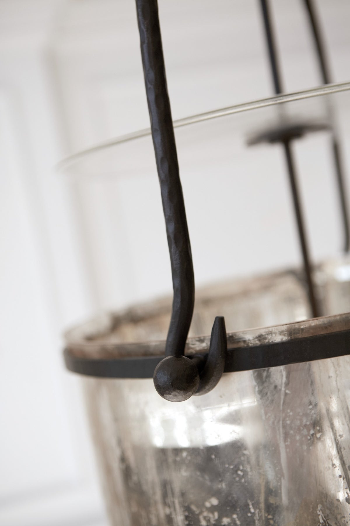 Lorford Smoke Bell Lykta — Chapman & Myers for Visual Comfort & Co. — Aged Iron with Mercury Glass detaljbild