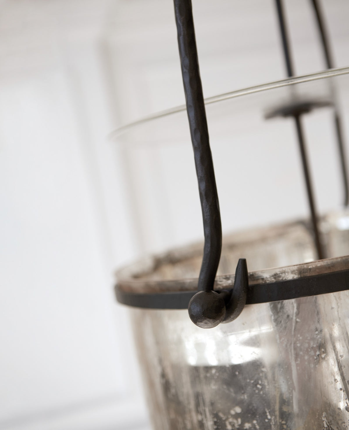 Lorford Smoke Bell Lykta — Chapman & Myers for Visual Comfort & Co. — Aged Iron with Mercury Glass detaljbild