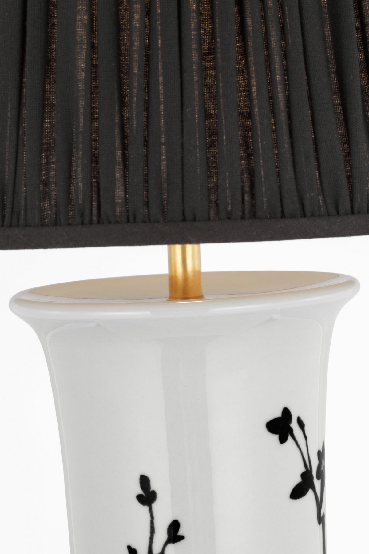 Mallory Medium Bordslampa — Schumacher for Visual Comfort & Co. — Black Twiggy with 18" Black Linen Pleated Empire Shade detaljbild