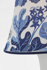 Mallory Medium Bordslampa — Schumacher for Visual Comfort & Co. — White Porcelain with Schumacher 20" Marine Exotic Butterfly Soft Empire Shade detaljbild