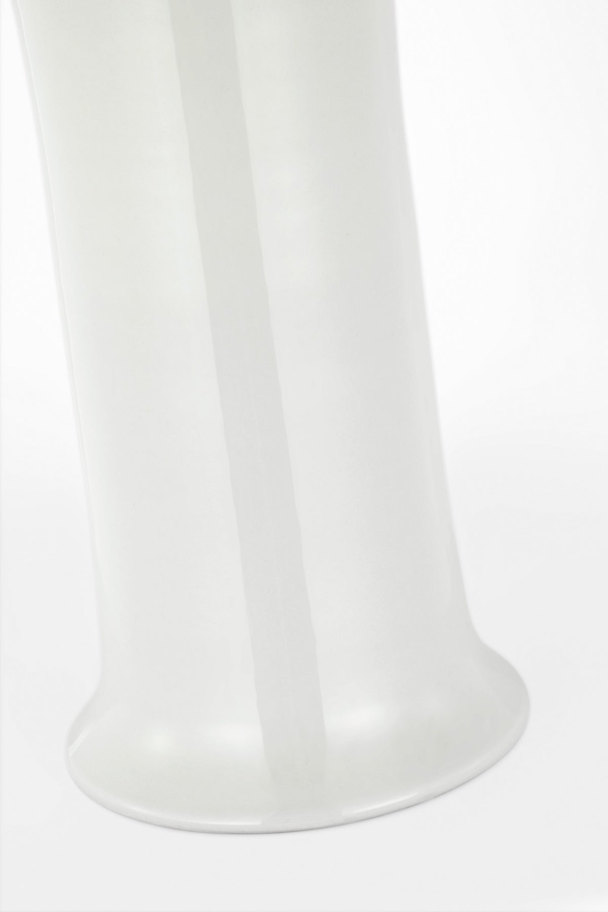 Mallory Medium Bordslampa — Schumacher for Visual Comfort & Co. — White Porcelain with Schumacher 20" Marine Exotic Butterfly Soft Empire Shade detaljbild