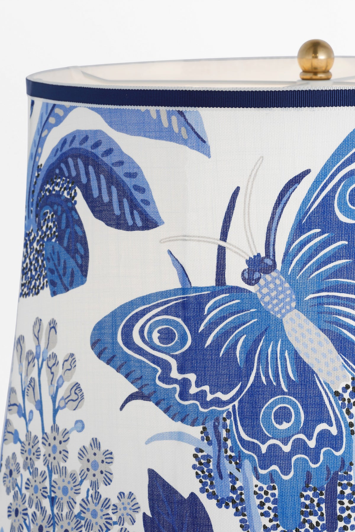 Mallory Medium Bordslampa — Schumacher for Visual Comfort & Co. — White Porcelain with Schumacher 20" Marine Exotic Butterfly Soft Empire Shade detaljbild
