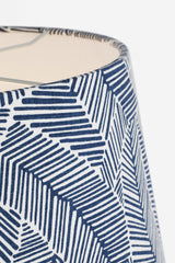 Mallory Medium Bordslampa — Schumacher for Visual Comfort & Co. — White Porcelain with Schumacher 18" Navy Abstract Leaf Empire Shade detaljbild
