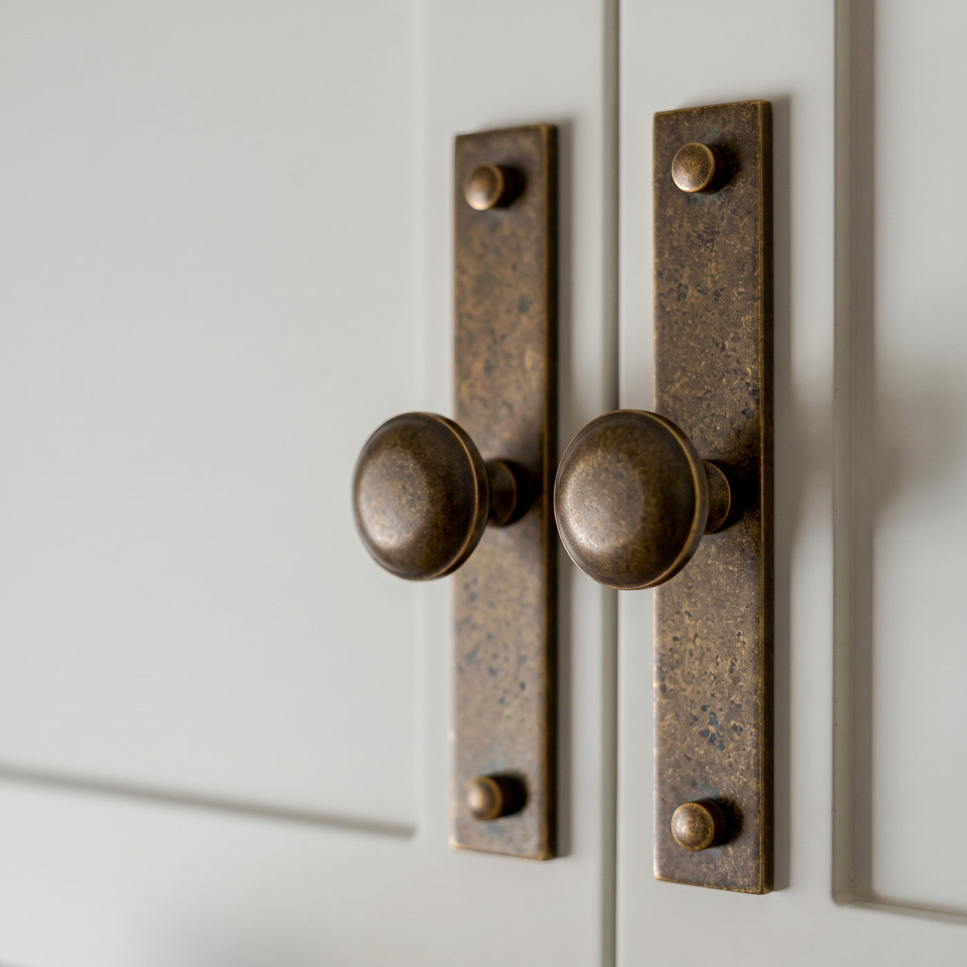 MIX diamantknottrad Wall Krok Rack — miljöbild, Mörk antik mässing - DAB