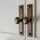 MIX diamantknottrad Wall Krok Rack — miljöbild, Mörk antik mässing - DAB