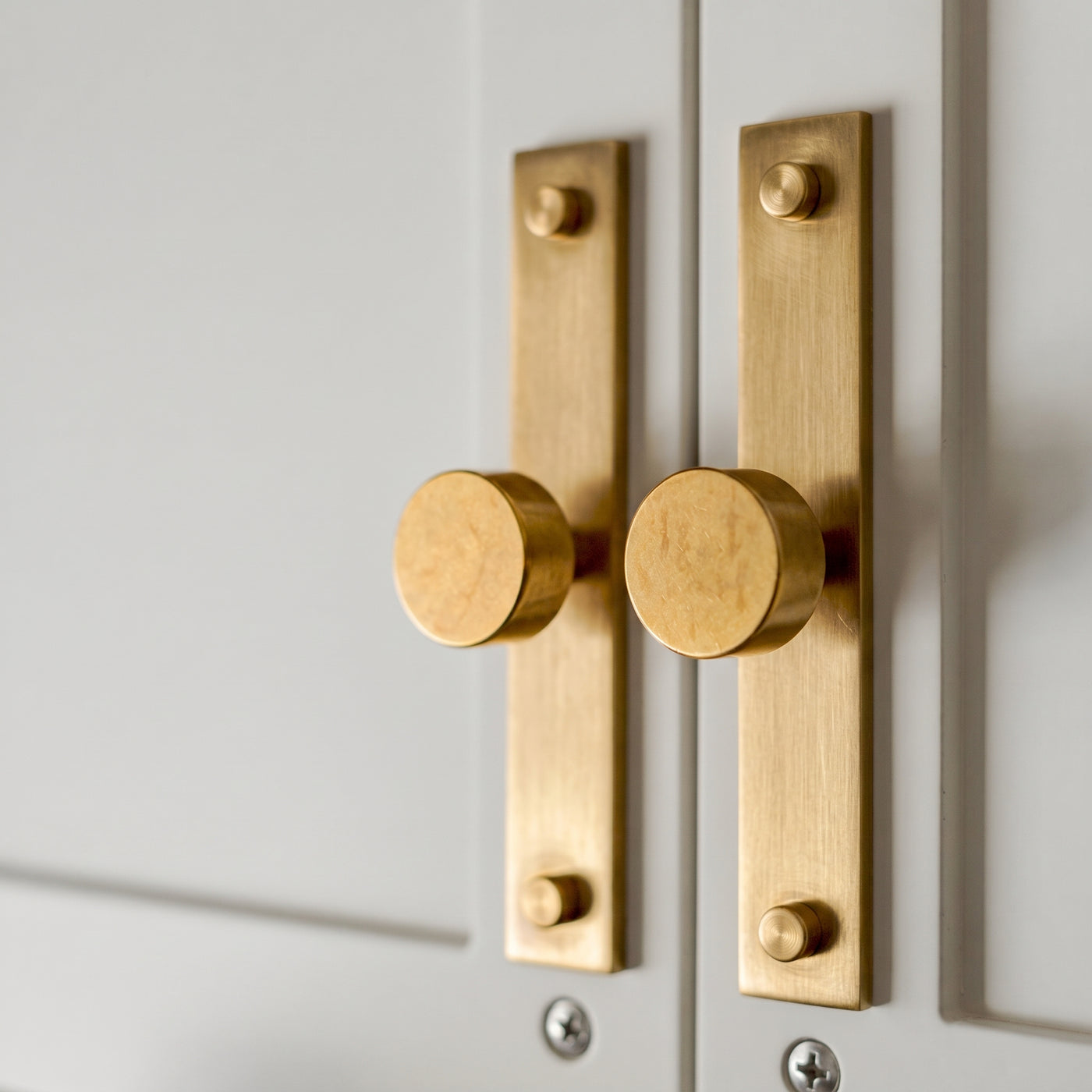 MIX diamantknottrad Wall Krok Rack — miljöbild, Hand-borstad mässing - HBB