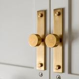 MIX diamantknottrad Wall Krok Rack — miljöbild, Hand-borstad mässing - HBB