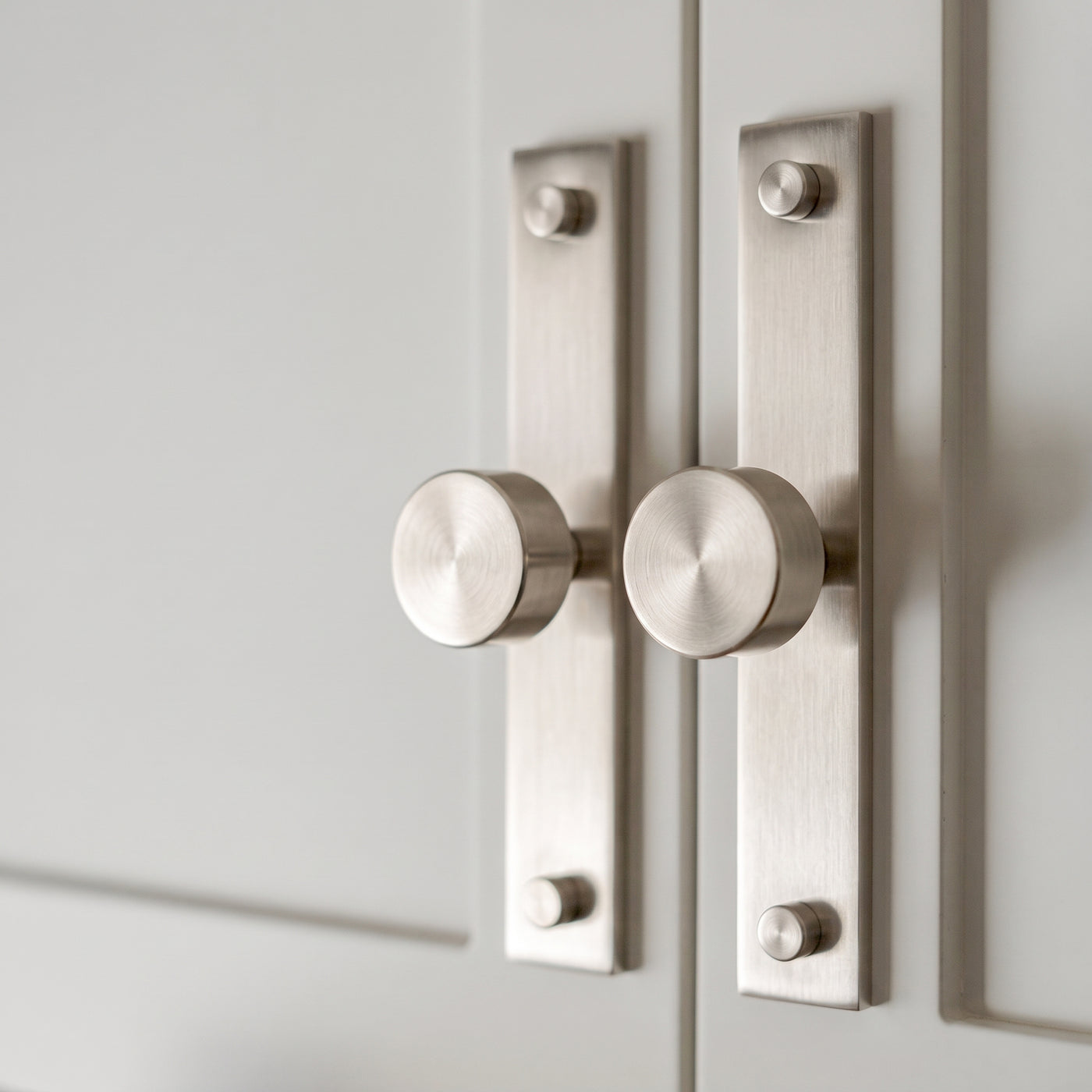 MIX diamantknottrad Wall Krok Rack — miljöbild, Hand-borstad nickel - HBN