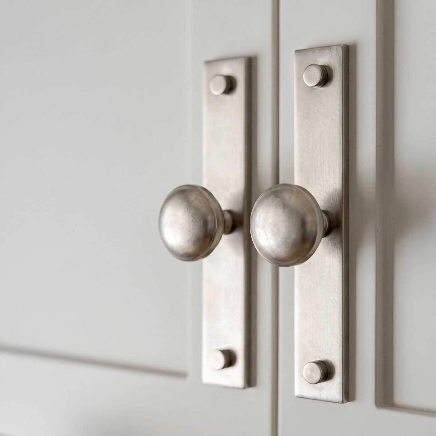 MIX diamantknottrad Wall Krok Rack — miljöbild, Antik nickel - NBP