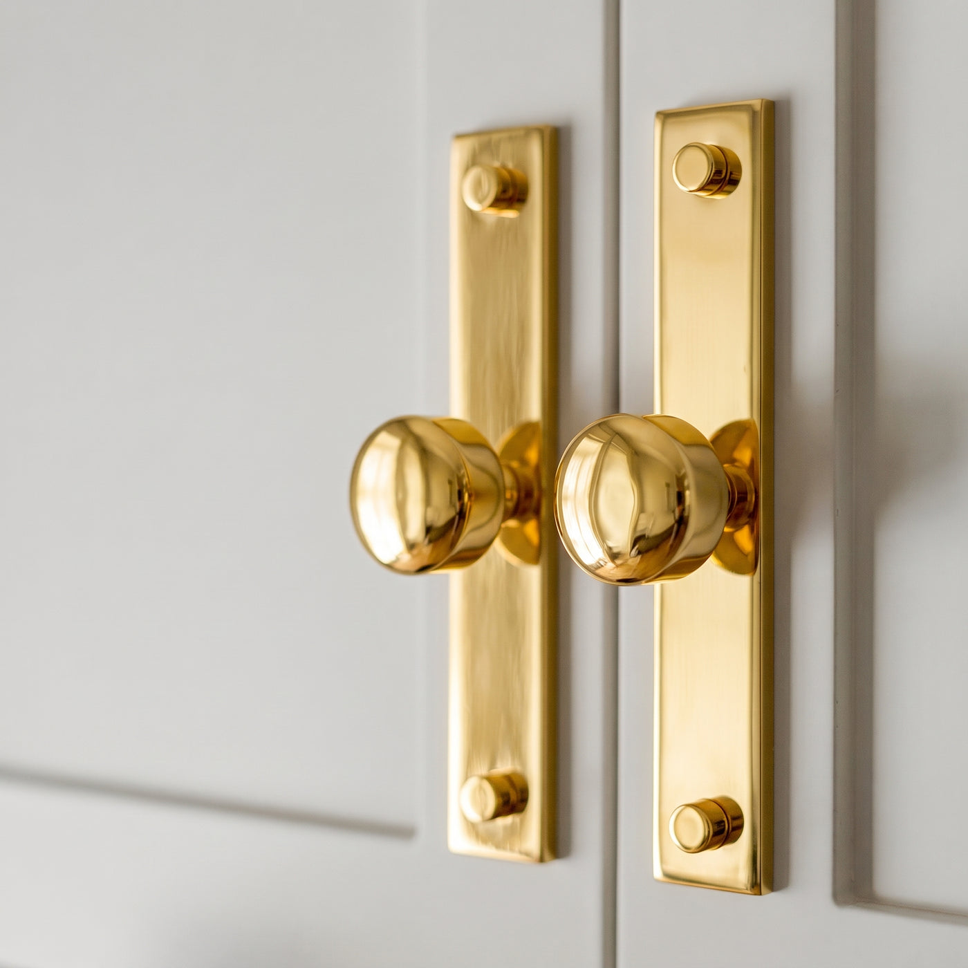MIX diamantknottrad Wall Krok Rack — miljöbild, Polerad mässing, lackad - PBL