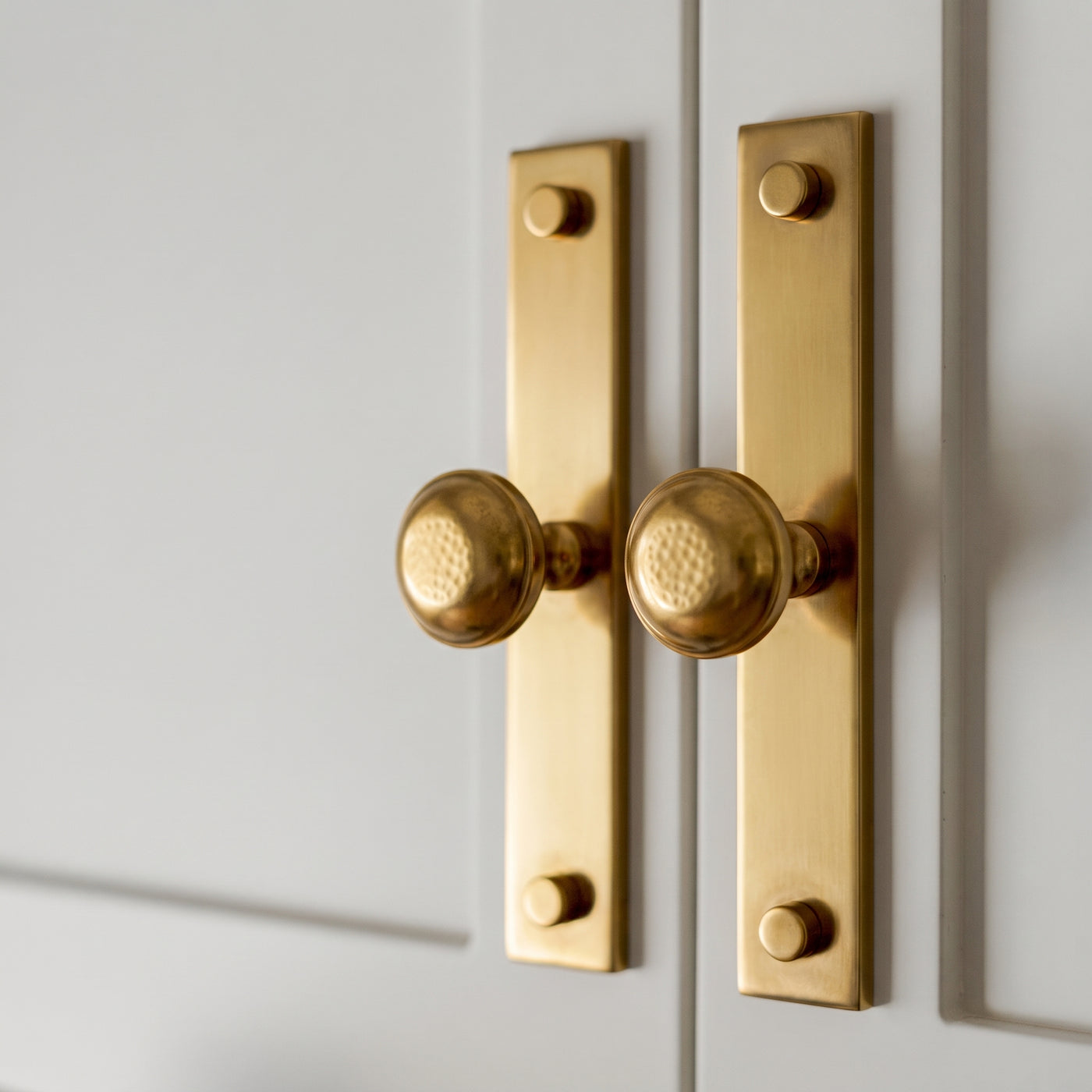 MIX diamantknottrad Wall Krok Rack — miljöbild, Polerad mässing, olackad - PBUL