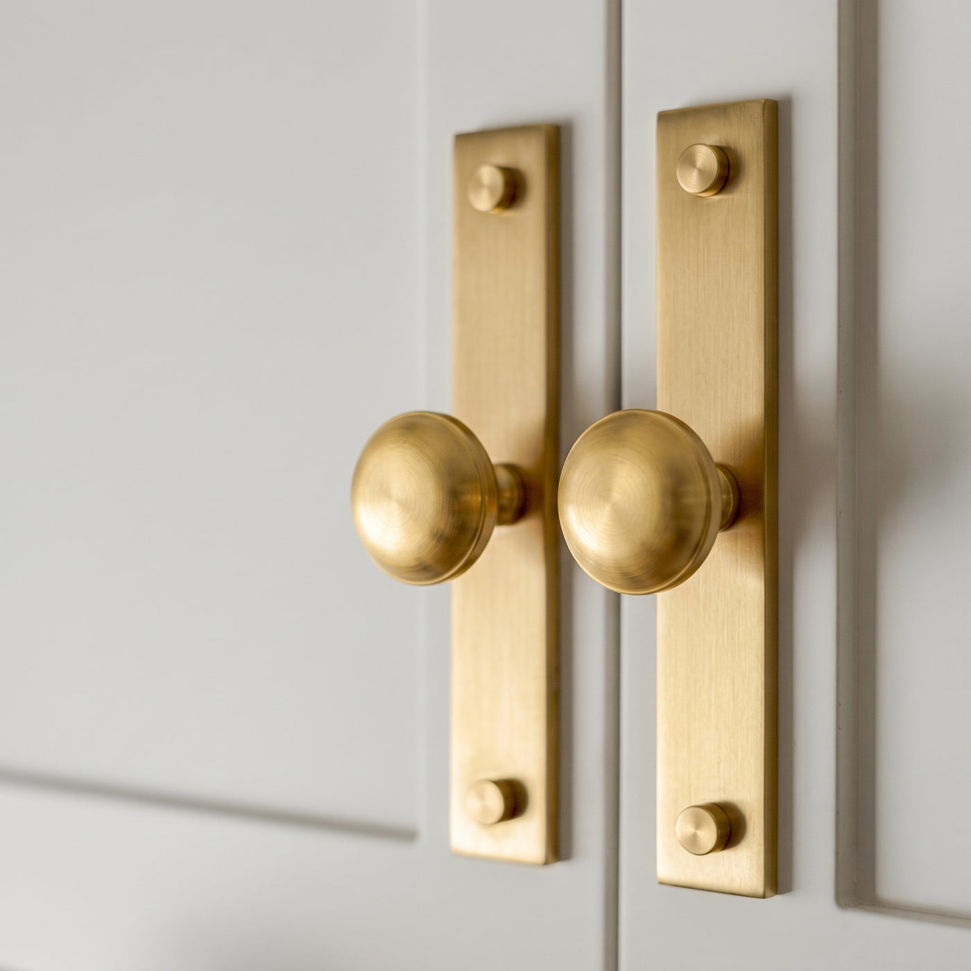 MIX diamantknottrad Wall Krok Rack — miljöbild, Satin mässing, lackad - SBL