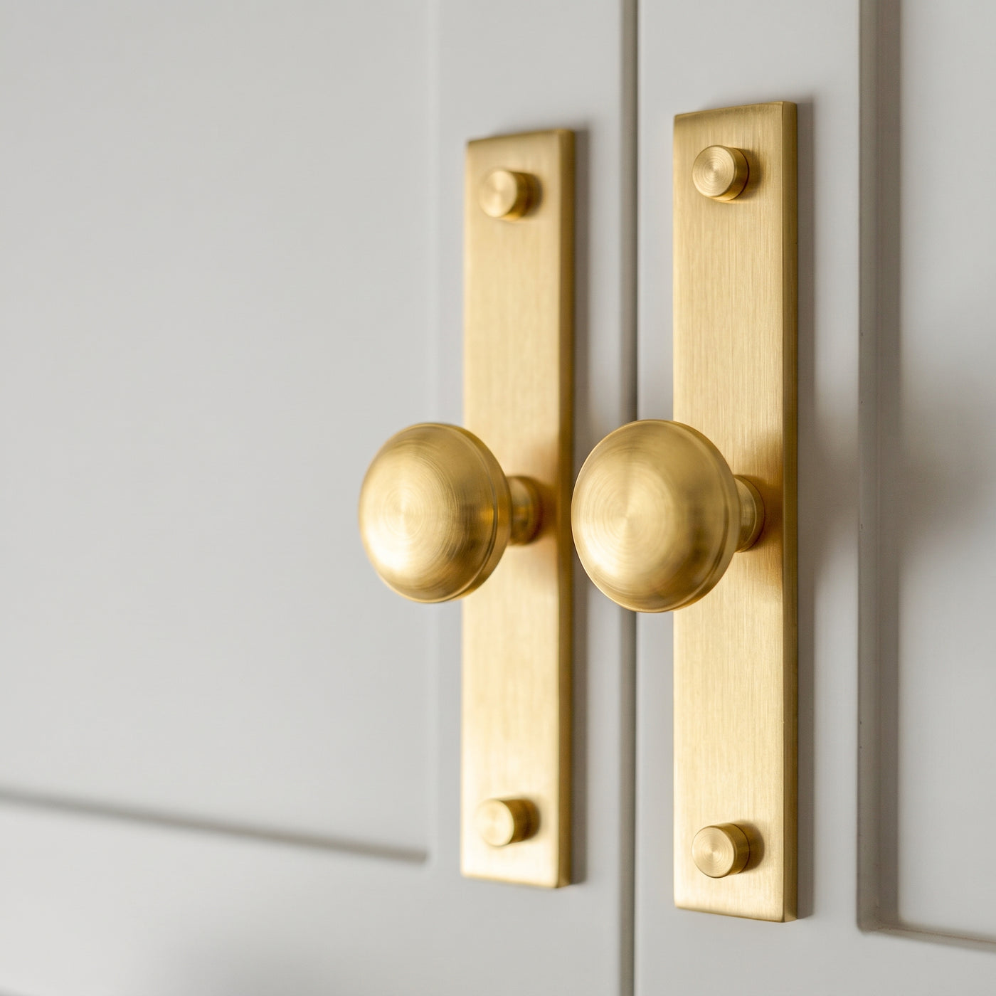 MIX diamantknottrad Wall Krok Rack — miljöbild, Satin mässing, satinlack - SBSL