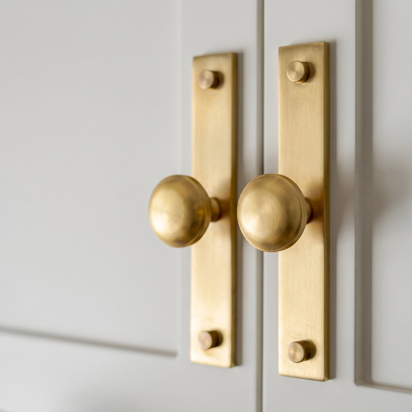 MIX diamantknottrad Wall Krok Rack — miljöbild, Satin mässing, olackad - SBUL