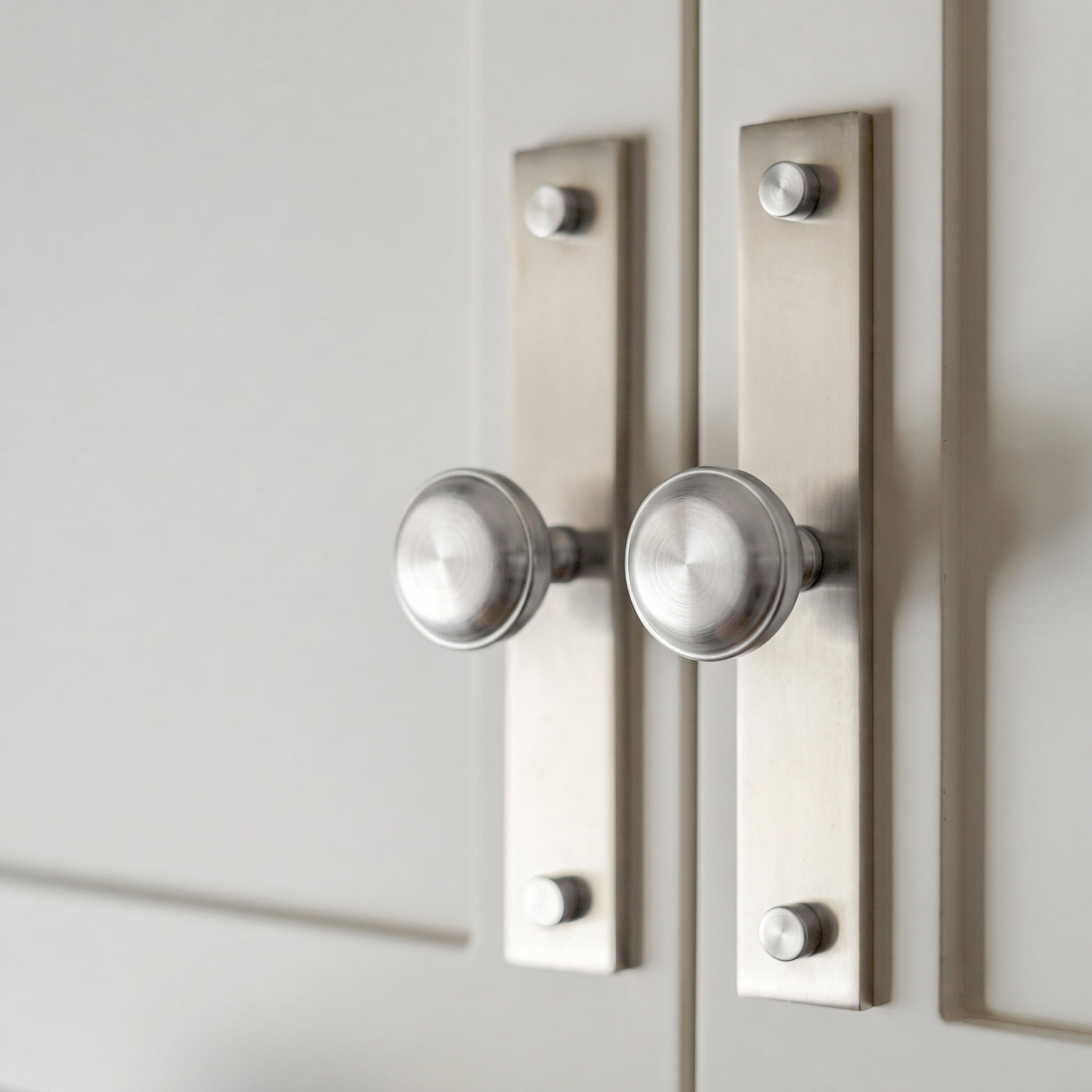 MIX diamantknottrad Wall Krok Rack — miljöbild, Satin krom - SCP