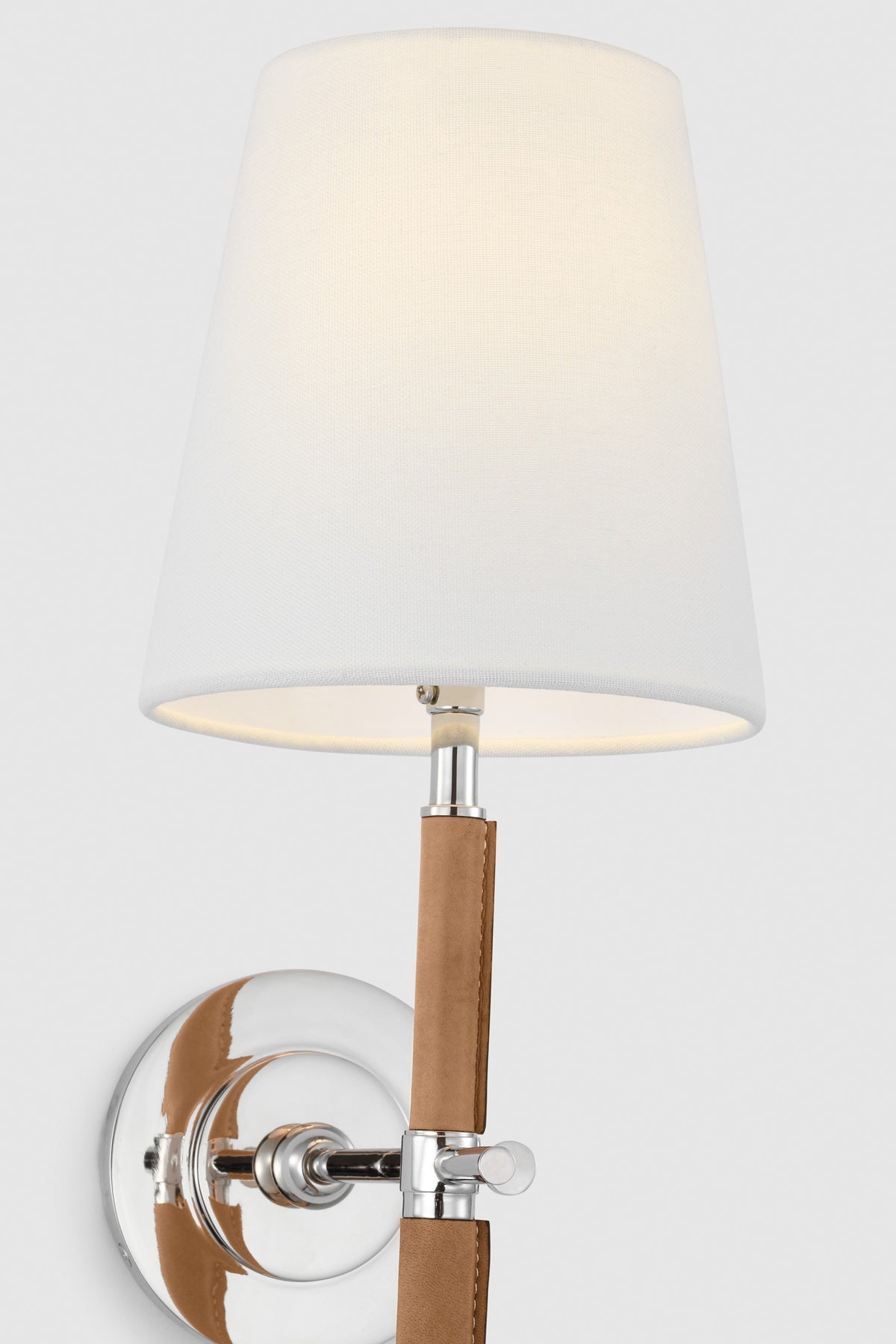Bryant Large Wrapped Tail Vägglampa — Thomas O'Brien for Visual Comfort & Co. — Polished Nickel and Natural Leather with Linen Shade detaljbild