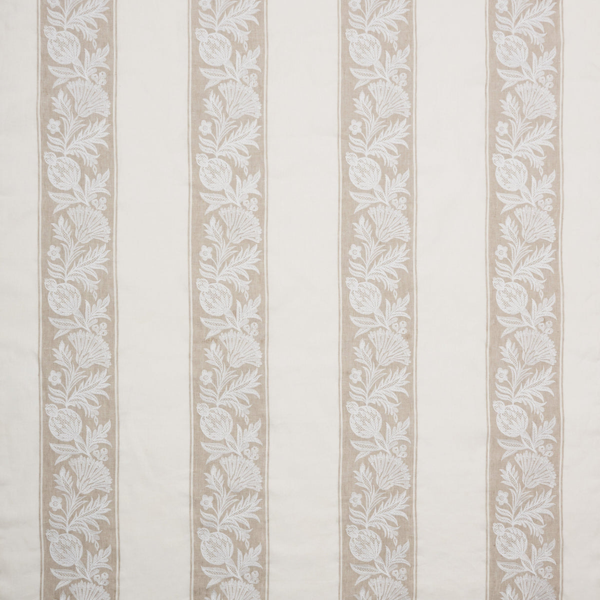 Cerney Stripe Beige — Nina Campbell tyg
