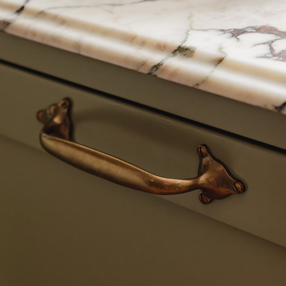Oldbury slät Bronze Cabinet Handtag — Silicon bronze. Design by Triptych Furniture.