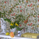 Orchard Fruits Tapet — Designers Guild i miljö