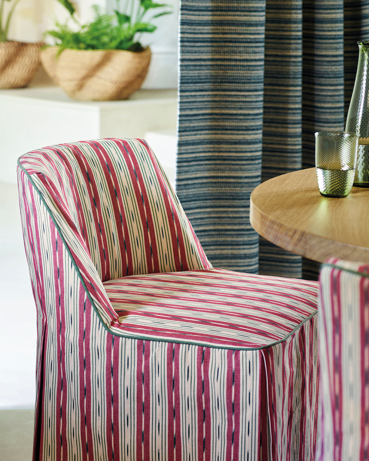 Oxley Stripe miljöbild — Jane Churchill tyg