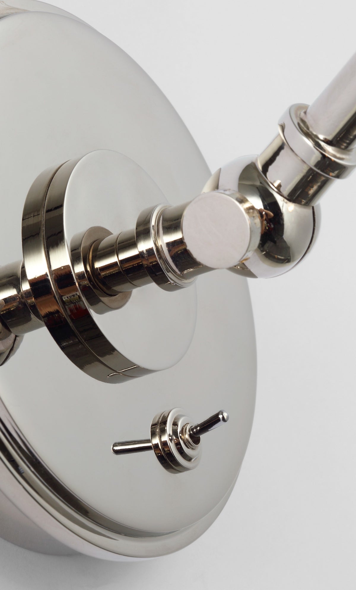 Parkington Single Library Vägglampa — Chapman & Myers for Visual Comfort & Co. — Polished Nickel with White Glass detaljbild