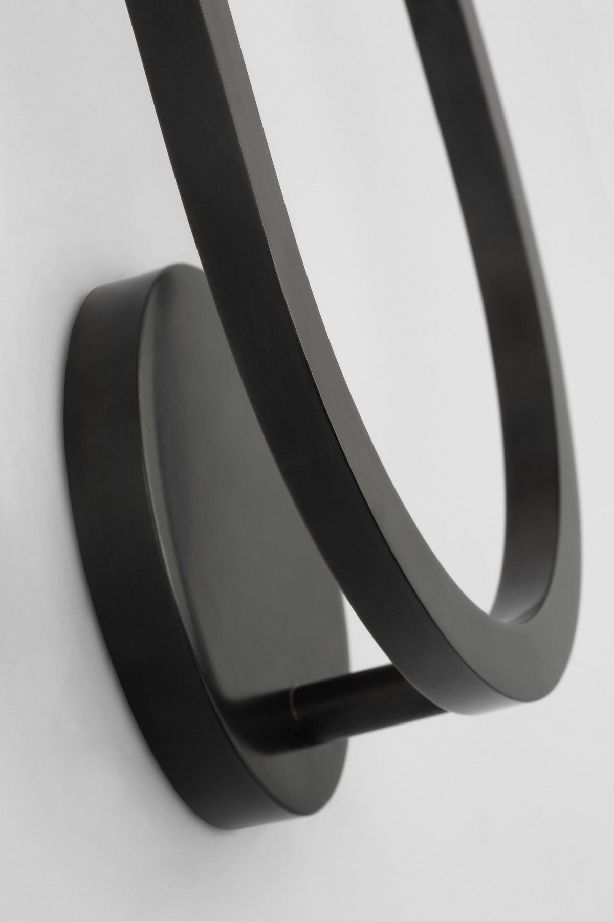 Pedra 15" Asymmetrical Left Vägglampa — Kelly Wearstler for Visual Comfort & Co. — Bronze with Alabaster detaljbild