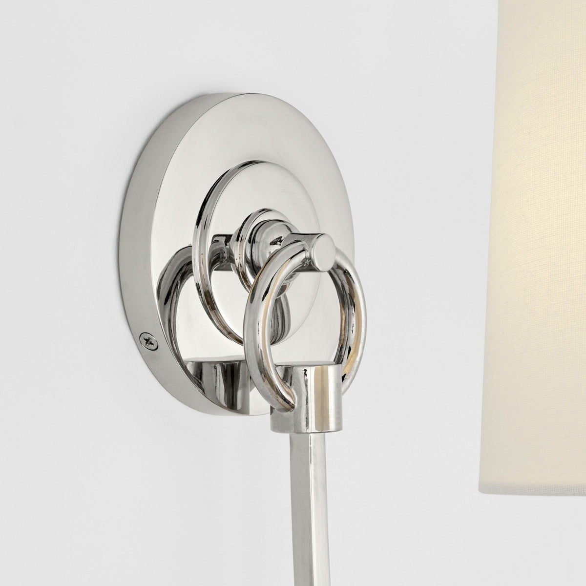 Reed Single Vägglampa — Thomas O'Brien for Visual Comfort & Co. — Polished Nickel with Linen Shade detaljbild