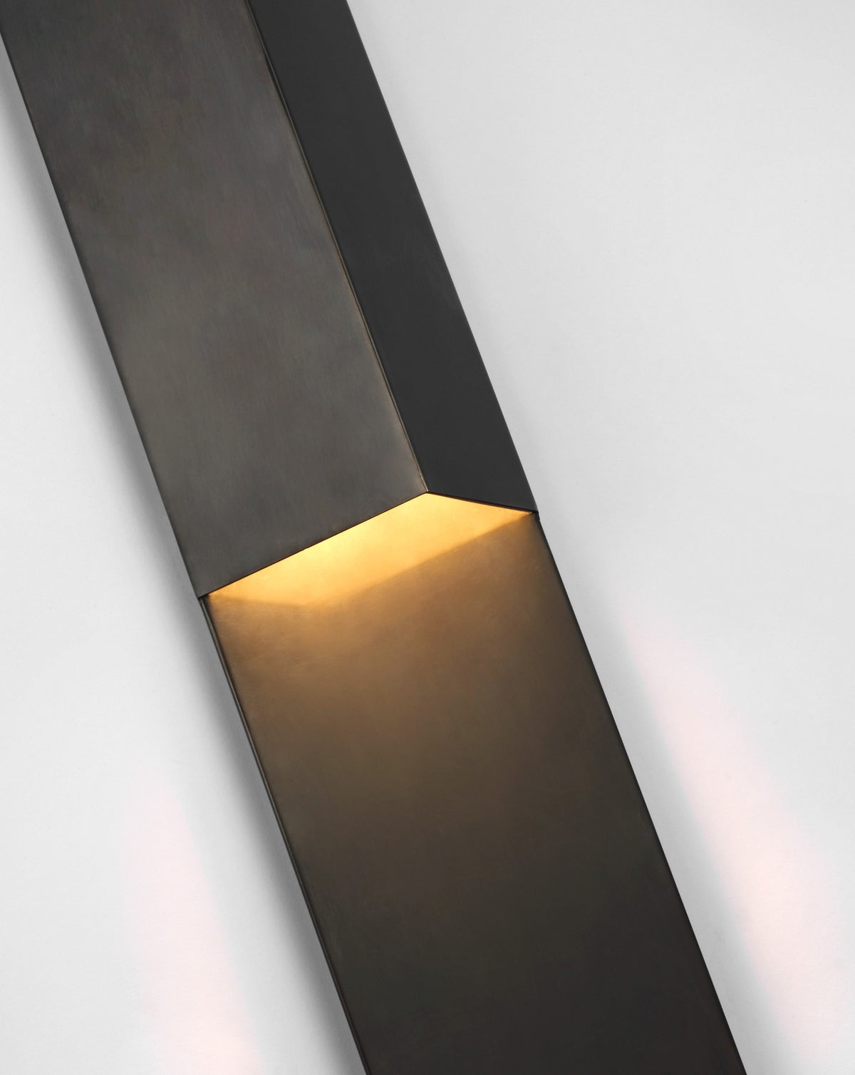 Rega 30" Folded Utomhuslampa — Kelly Wearstler for Visual Comfort & Co. detaljbild