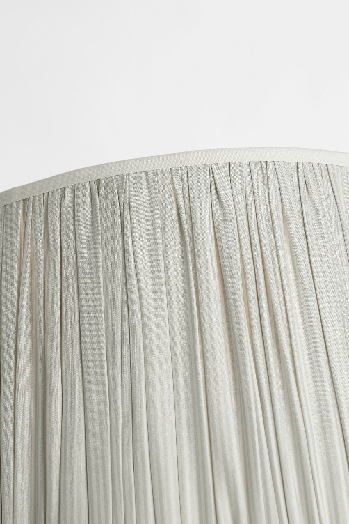 Romero Medium Bordslampa — Schumacher for Visual Comfort & Co. — Hand-Rubbed Antique Brass with Schumacher 16" Blue Charee Stripe Pleated Empire Shade detaljbild