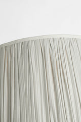 Romero Medium Bordslampa — Schumacher for Visual Comfort & Co. — Hand-Rubbed Antique Brass with Schumacher 16" Blue Charee Stripe Pleated Empire Shade detaljbild