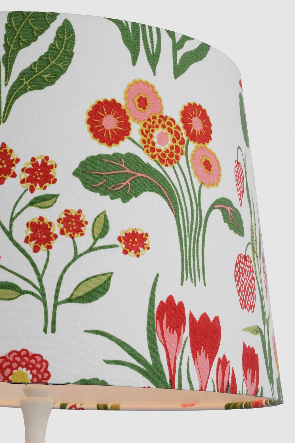 Romero Medium Bordslampa — Schumacher for Visual Comfort & Co. — Plaster White with Schumacher 16" Pink Carly Empire Shade detaljbild