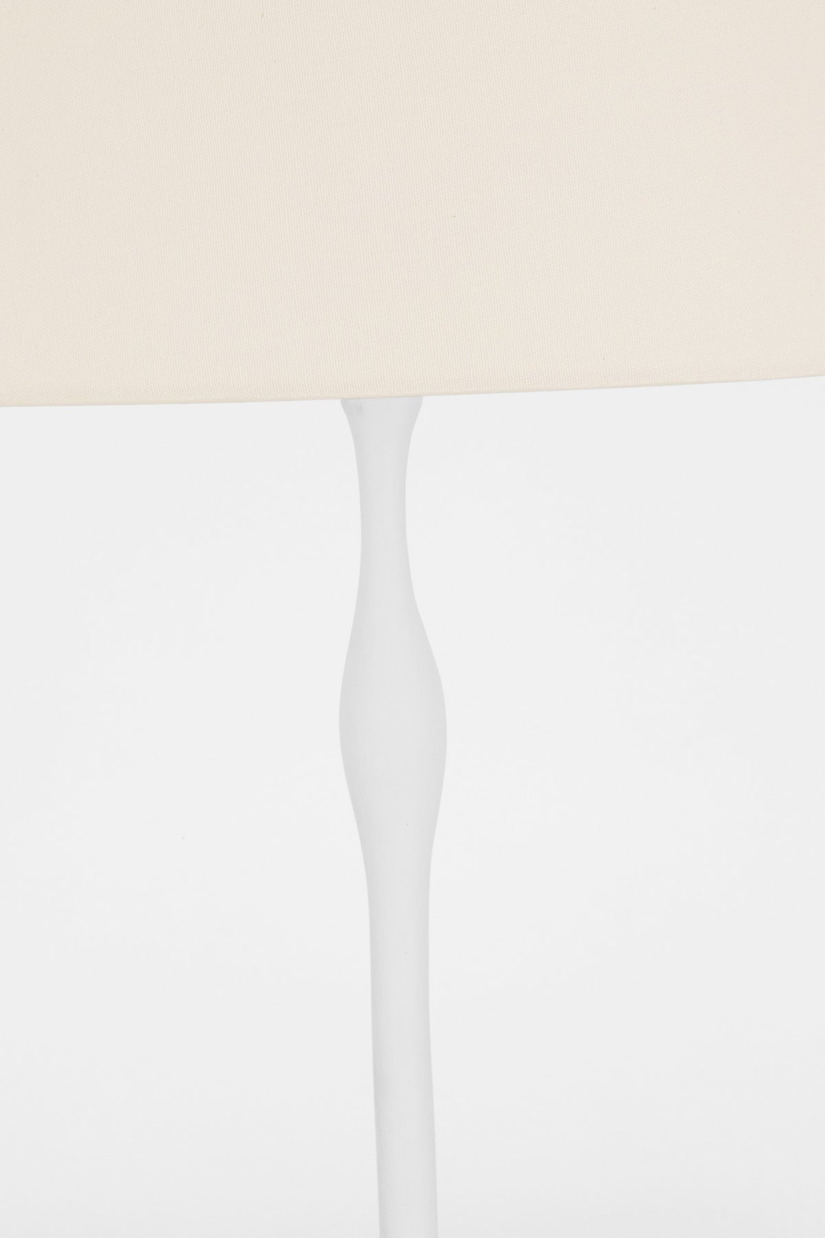 Romero Medium Bordslampa — Schumacher for Visual Comfort & Co. — Plaster White with 16" Linen Empire Shade detaljbild