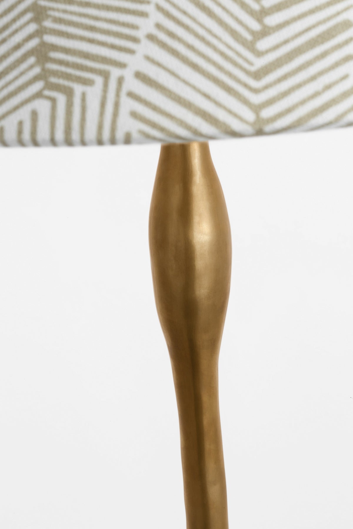 Romero Medium Golvlampa — Schumacher for Visual Comfort & Co. — Hand-Rubbed Antique Brass with Schumacher 21" Taupe Abstract Leaf Flare Shade detaljbild