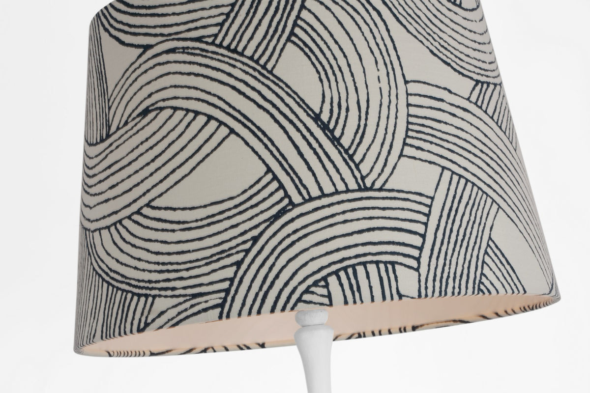 Romero Medium Golvlampa — Schumacher for Visual Comfort & Co. — Plaster White with Schumacher 18" Blue Freeform Empire Shade detaljbild