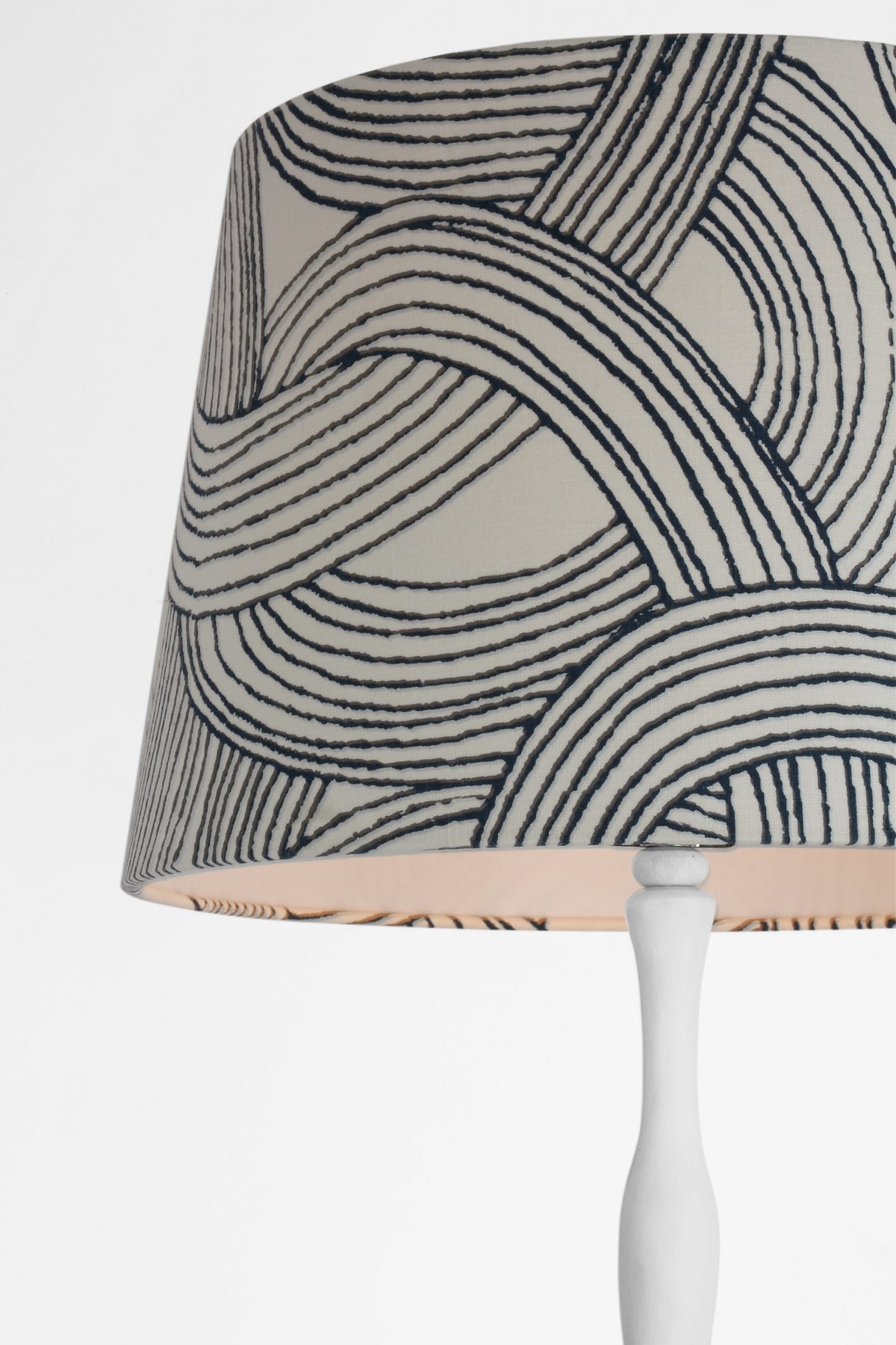 Romero Medium Golvlampa — Schumacher for Visual Comfort & Co. — Plaster White with Schumacher 18" Blue Freeform Empire Shade detaljbild