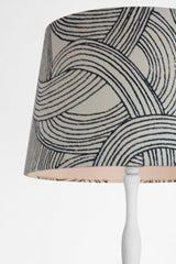 Romero Medium Golvlampa — Schumacher for Visual Comfort & Co. — Plaster White with Schumacher 18" Blue Freeform Empire Shade detaljbild