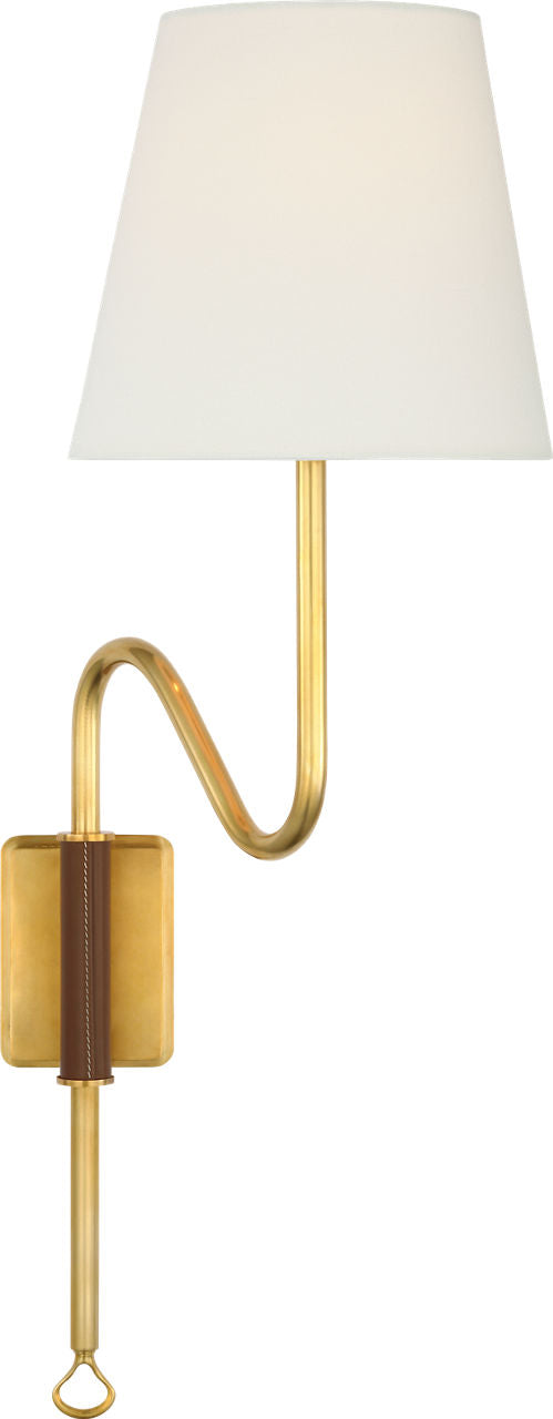 Griffin-seinävalaisin — Amber Lewis for Visual Comfort & Co. — Hand-Rubbed Antique Brass and Saddle Leather with Linen Shade