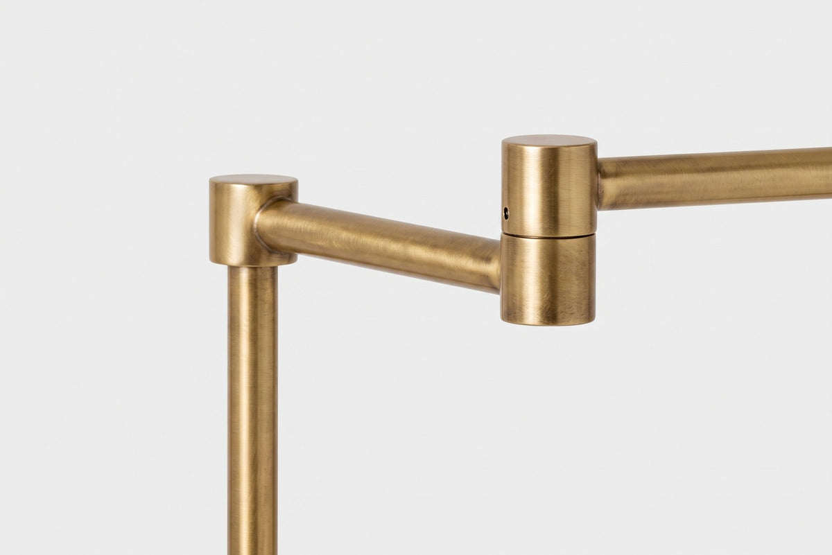 Studio Swing Arm Golvlampa — Antique-Burnished Brass detaljbild