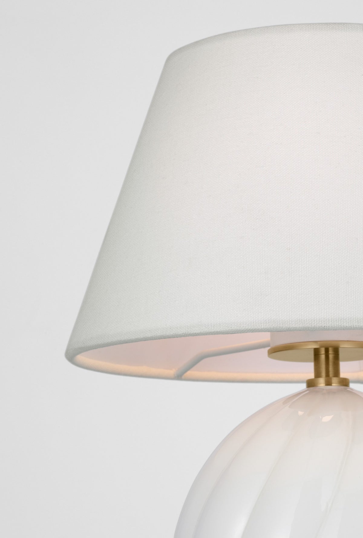 Talia 13" Cordless Bordslampa — Julie Neill for Visual Comfort & Co. — White Glass with Linen Shade detaljbild