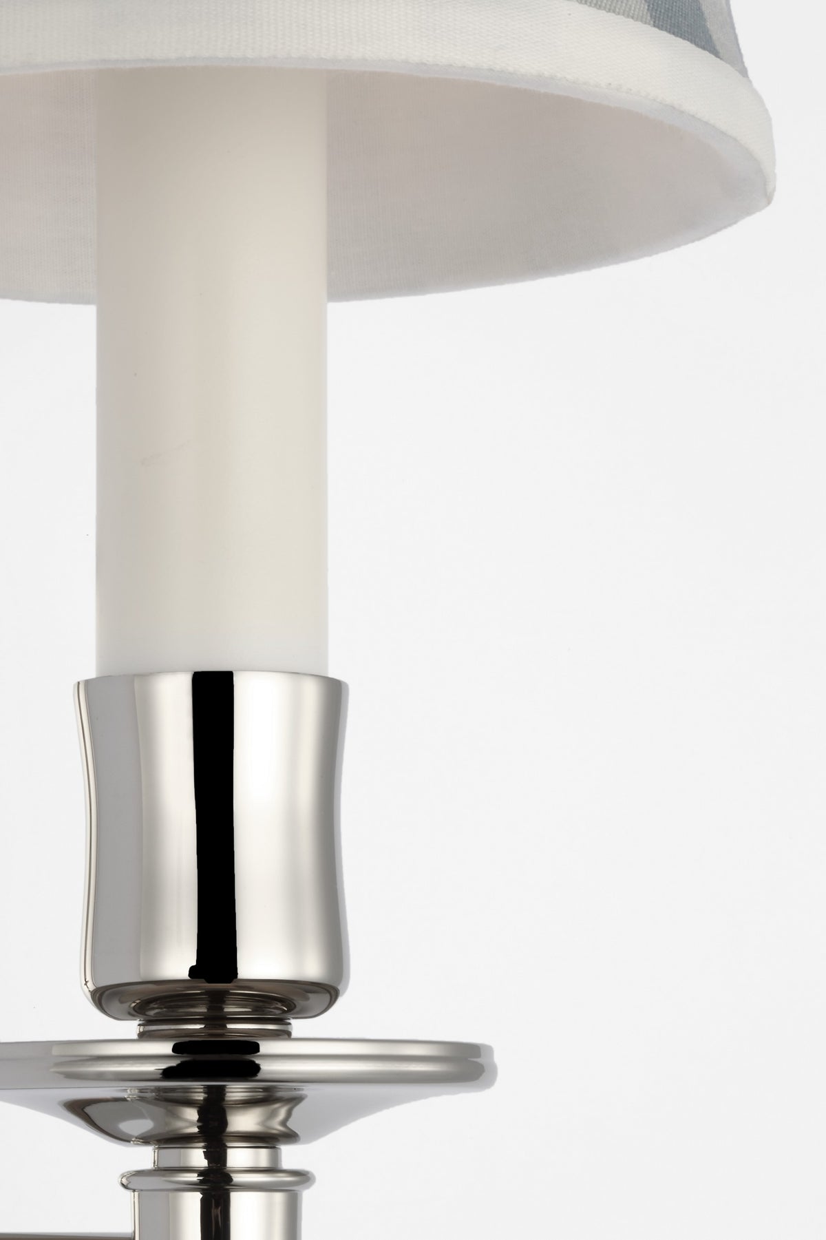 Tara Small Vägglampa — Schumacher for Visual Comfort & Co. — Polished Nickel with Schumacher Sky Elton Check Soft Empire Shade detaljbild