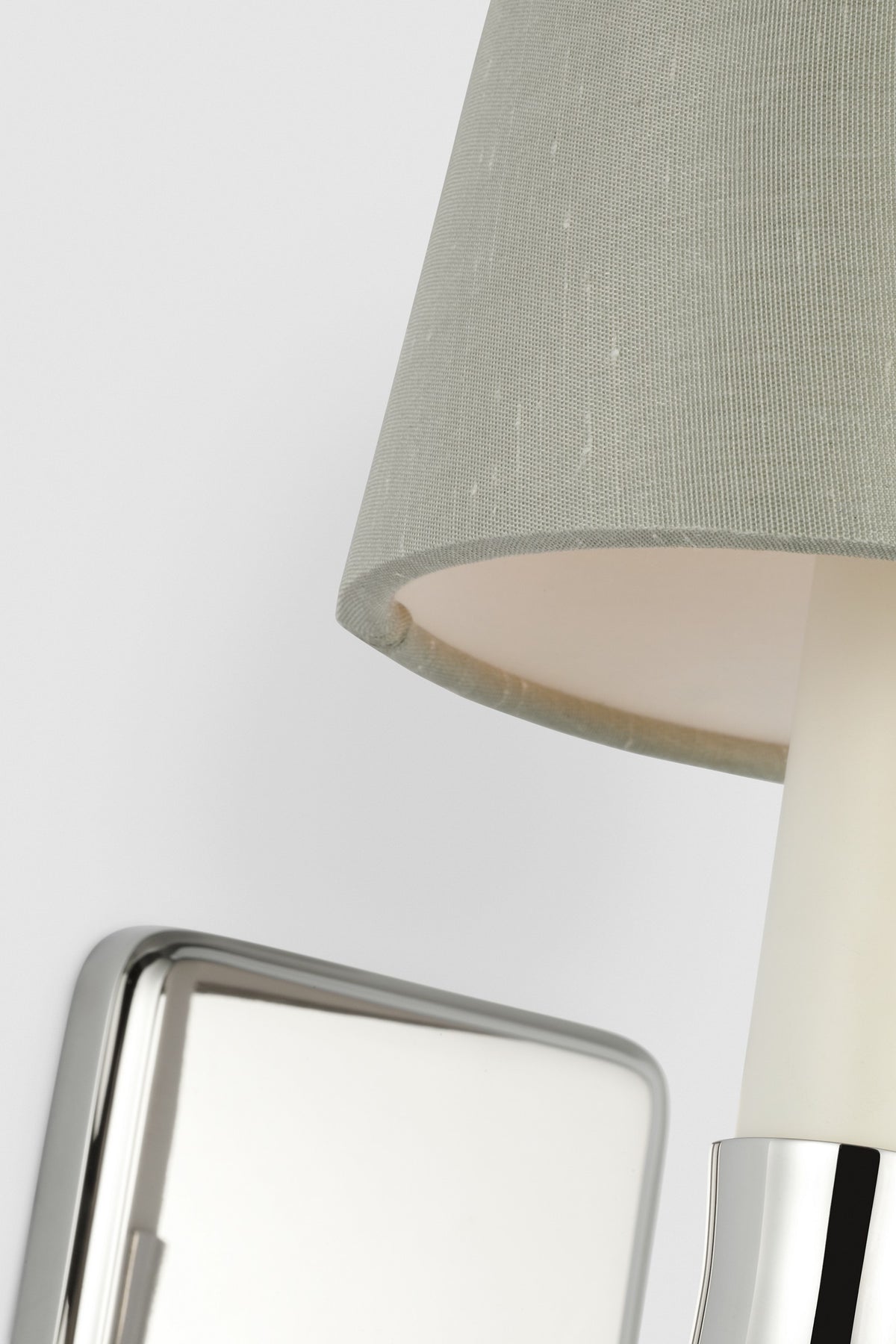 Tara Small Vägglampa — Schumacher for Visual Comfort & Co. — Polished Nickel with 5" Mist Silk Empire Shade detaljbild