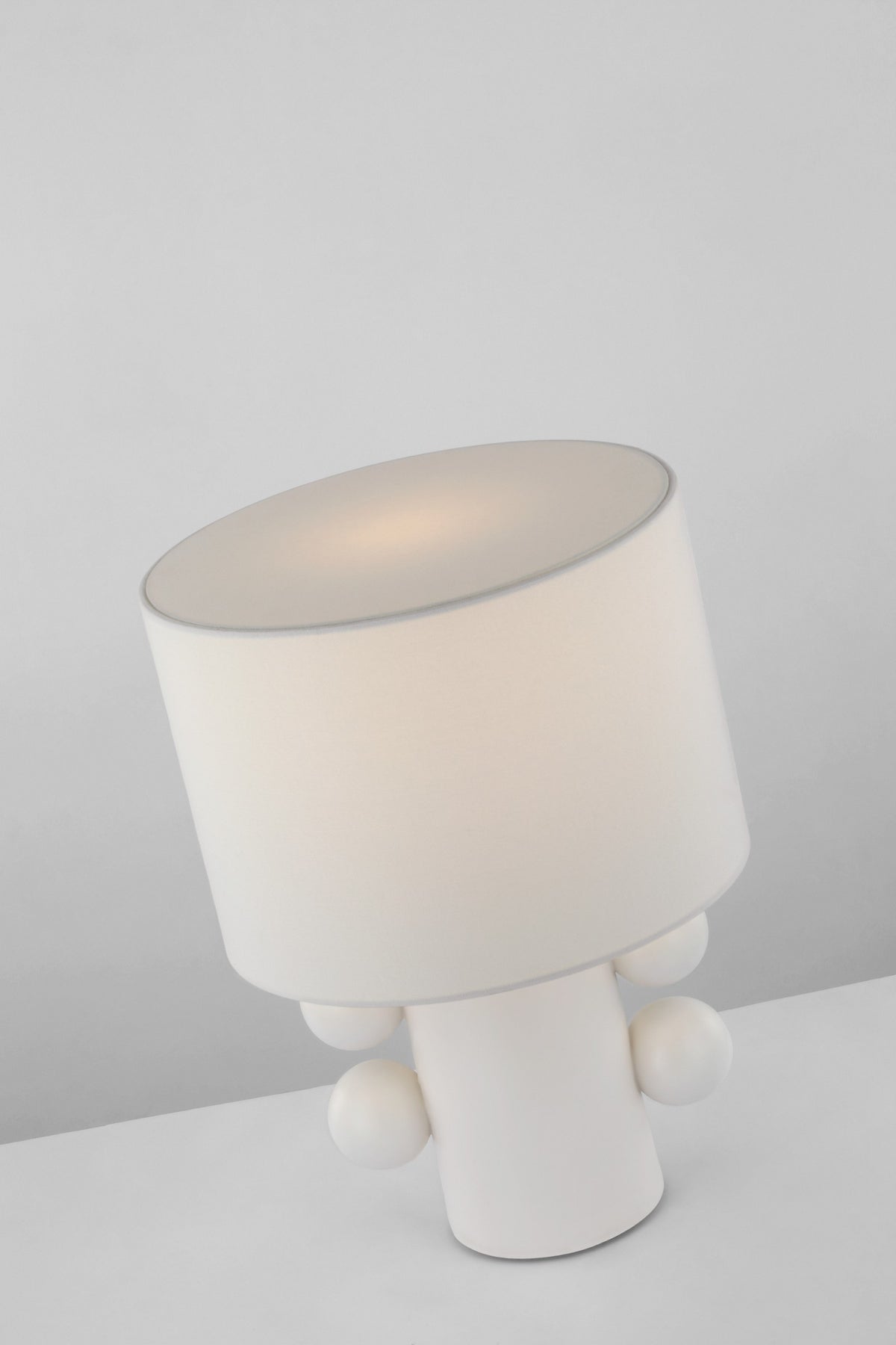 Tiglia Low Bordslampa — Kelly Wearstler for Visual Comfort & Co. — Plaster White with Linen Shade detaljbild