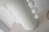 Tiglia Tall Bordslampa — Kelly Wearstler for Visual Comfort & Co. — Plaster White with Linen Shade detaljbild